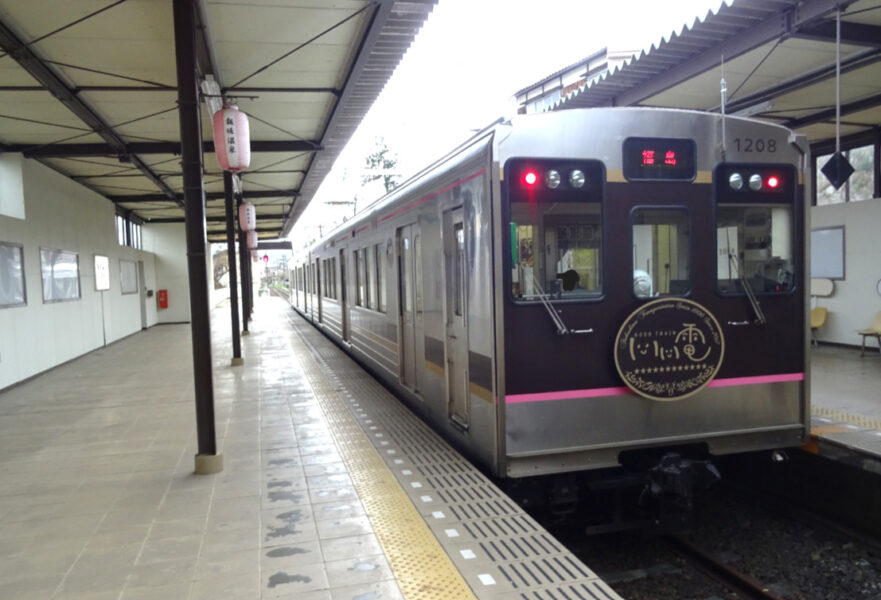 飯坂温泉駅に到着した飯坂線の普通列車