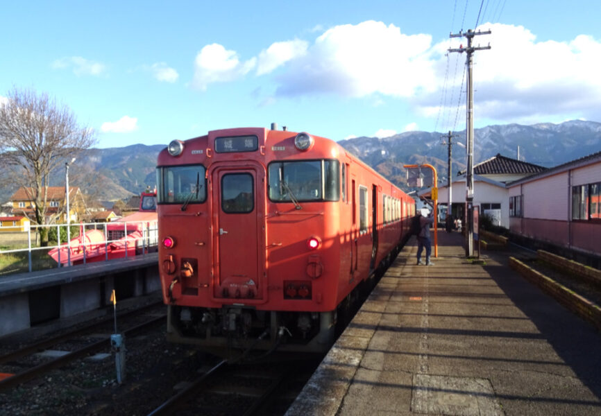 城端駅に到着した普通列車