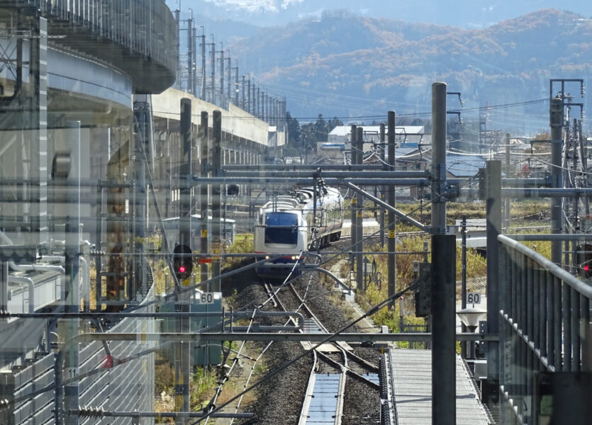 上越妙高駅に入線中の特急しらゆき３号