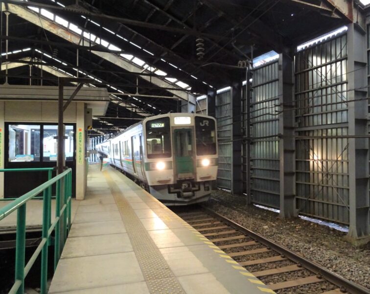 峠駅に到着する福島駅行きの普通列車
