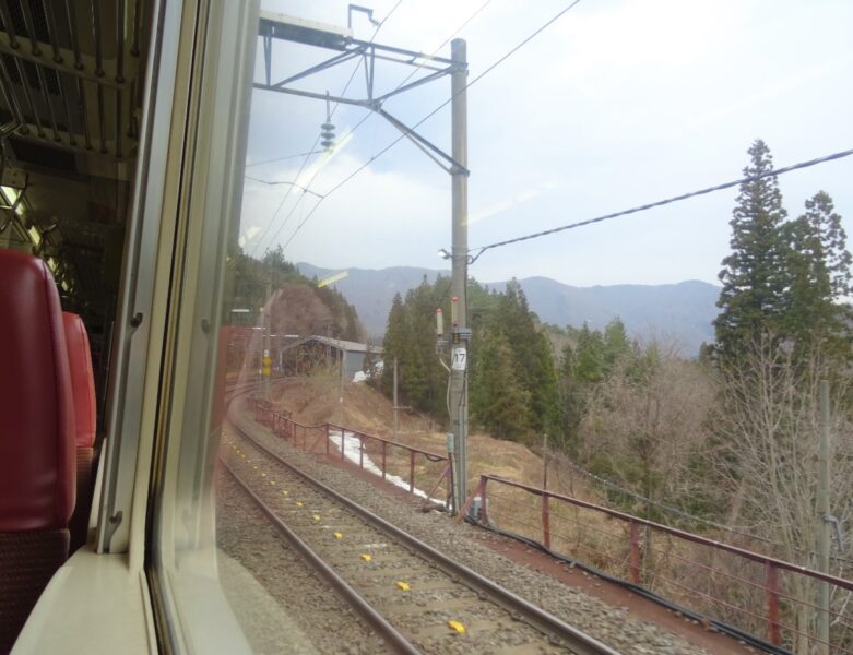 板谷駅到着手前の福島行き普通列車