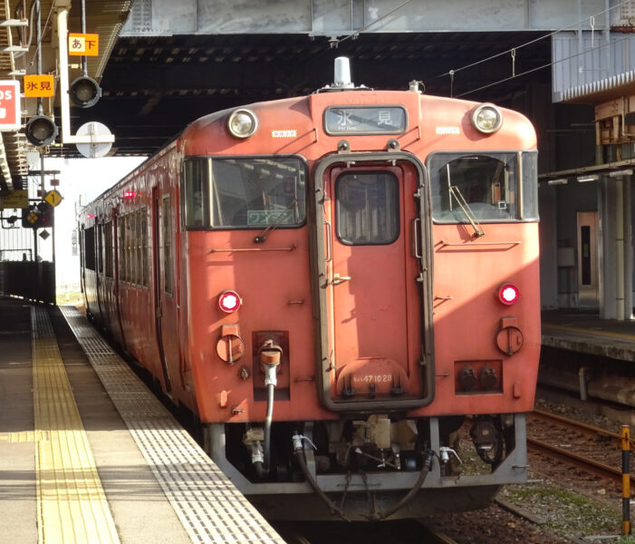 高岡駅に停車中の氷見線の普通列車