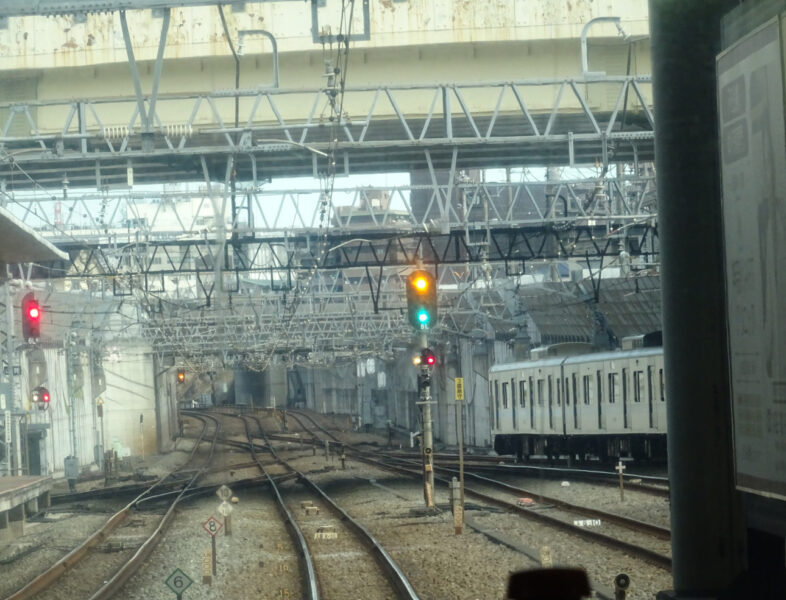 相模大野駅の通過線を走行中の特急さがみ７４号