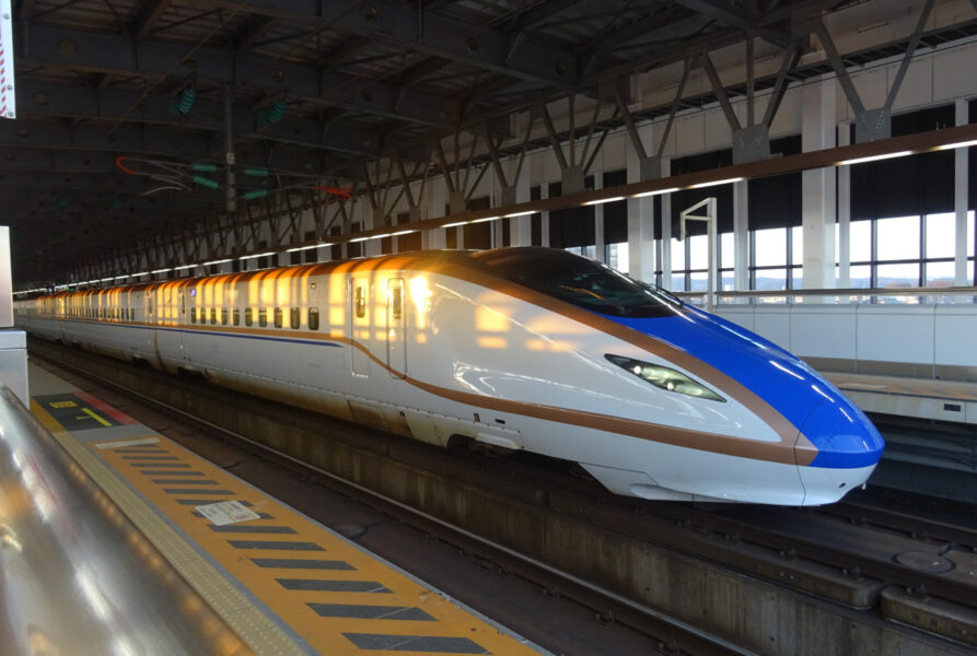 新高岡駅を出発するはくたか