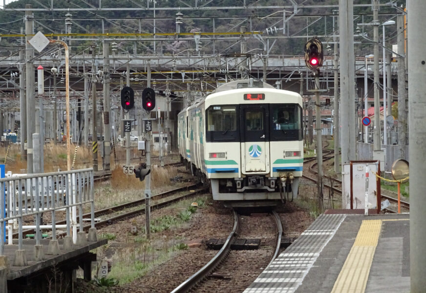 阿武隈急行線梁川行きの普通列車が福島駅を出発