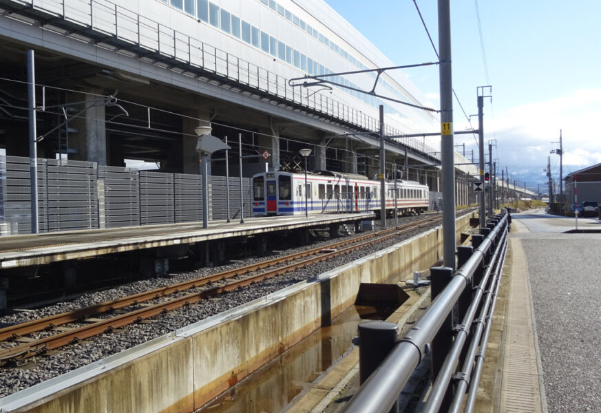 上越妙高駅を出発する普通列車