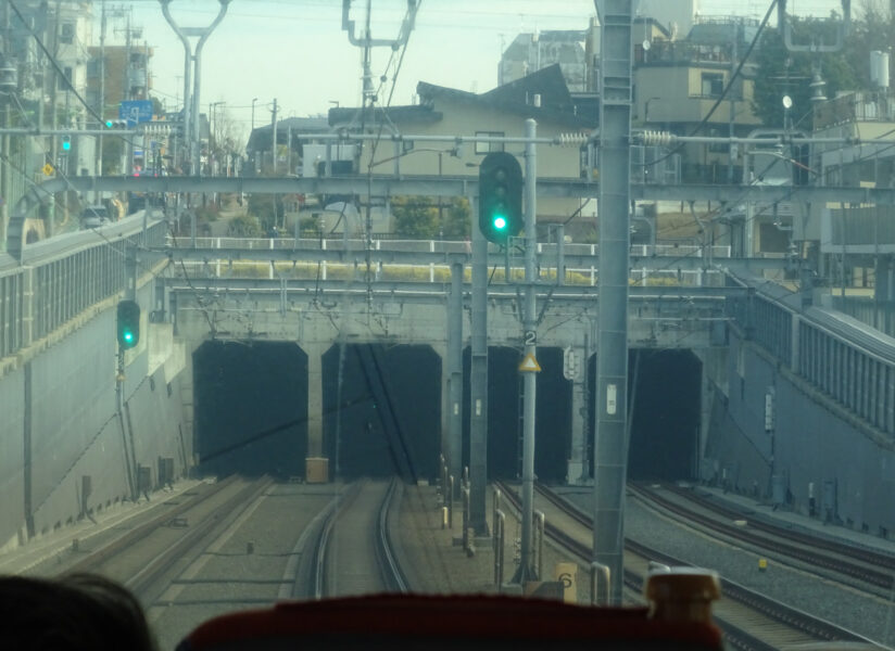 世田谷代田駅手前でトンネルに入る特急さがみ７４号