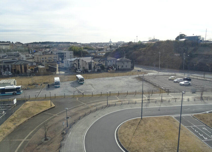 成田湯川駅の上りホームから見える駅前ロータリーとバス車庫