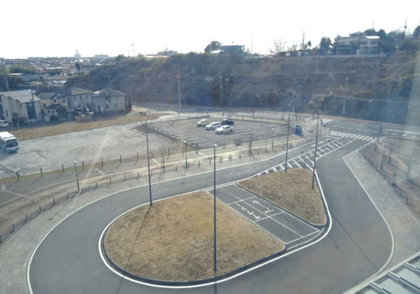 成田湯川駅の上りホームから見える駅前ロータリー