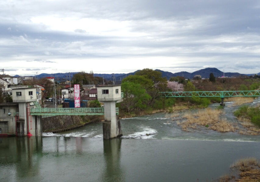 摺上川と飯坂温泉駅前