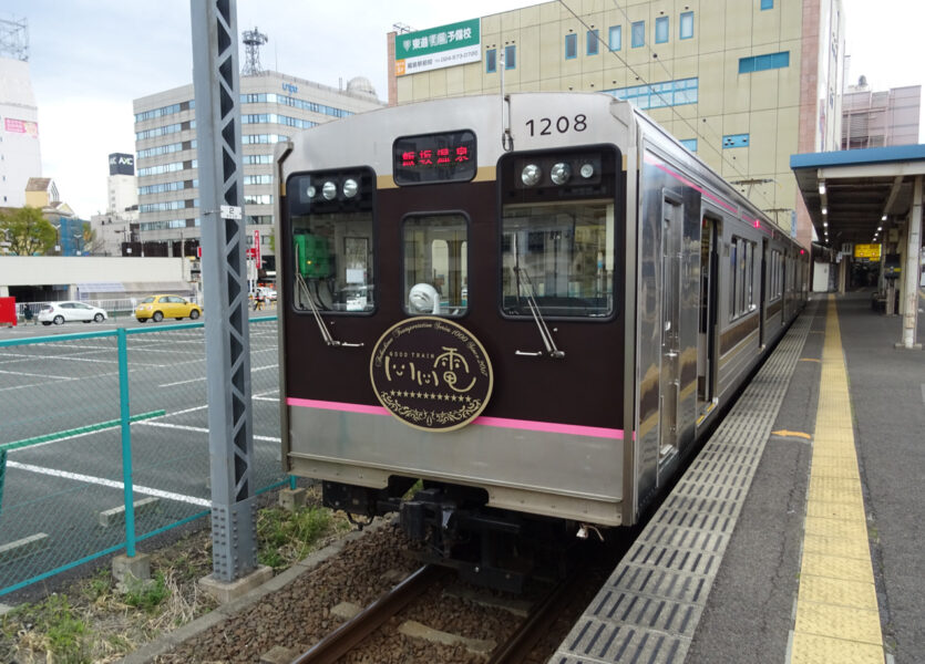 福島駅に停車中の飯坂温泉行きの普通列車