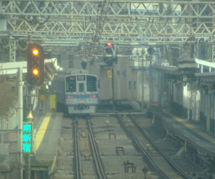 前を走る普通列車が南新宿駅を出発