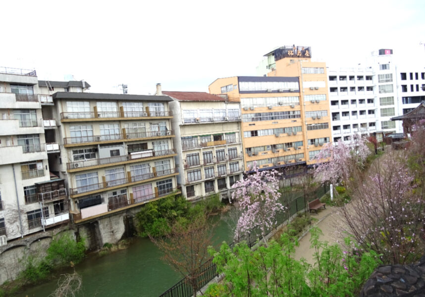 飯坂温泉と摺上川