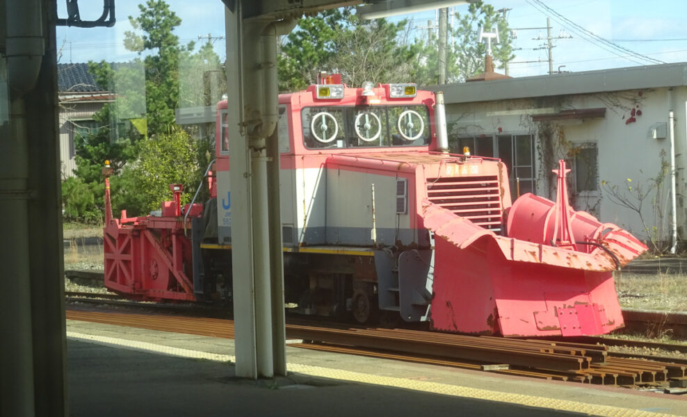 伏木駅に停車しているラッセル車