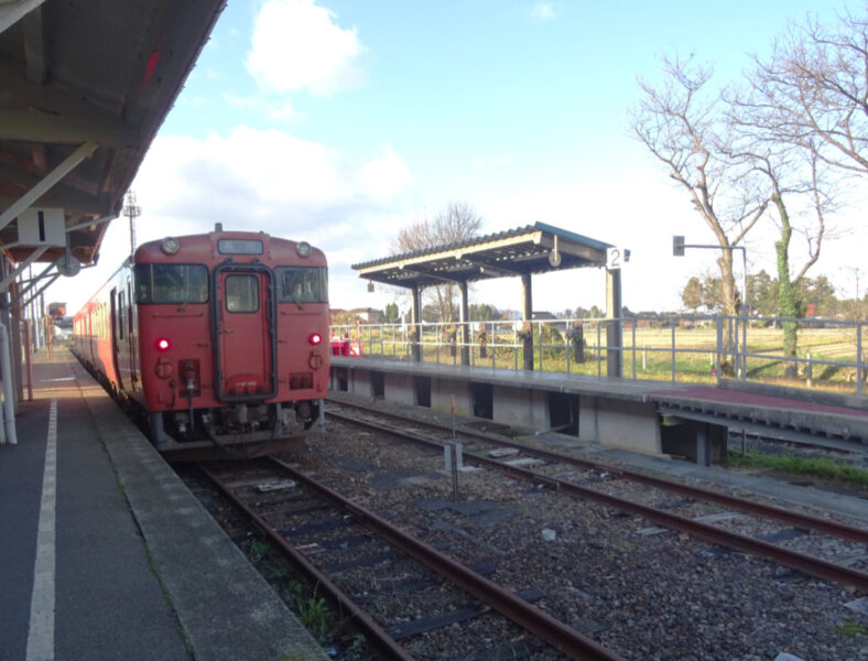 城端駅に停車中の城端線の普通列車