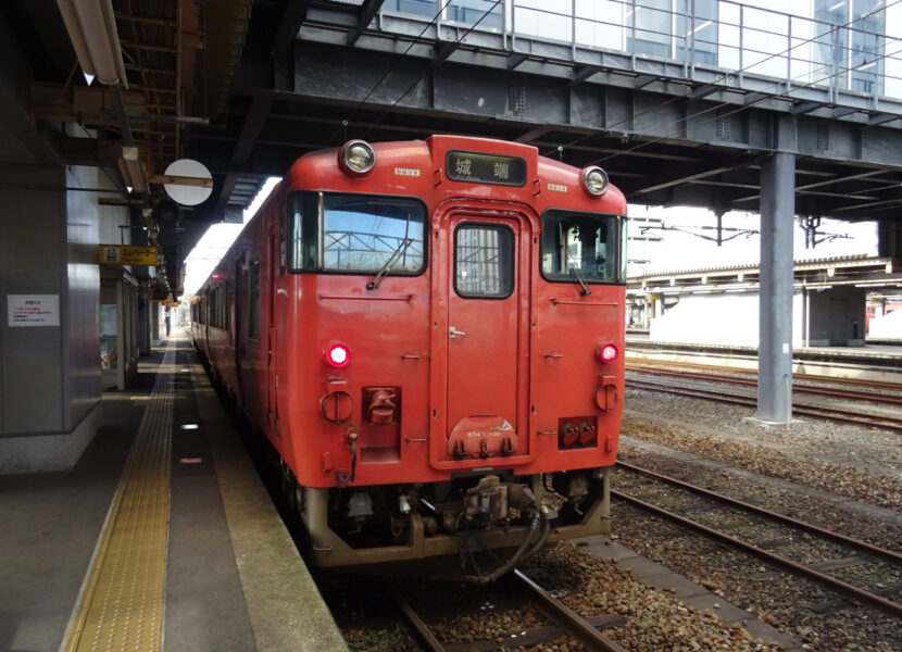 城端駅行きの普通列車