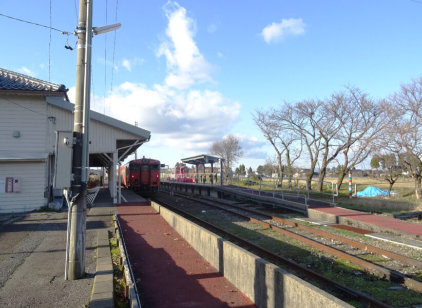 城端駅の１番乗り場と２番乗り場