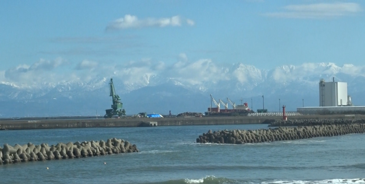 氷見線から見える国分海浜公園と立山連峰