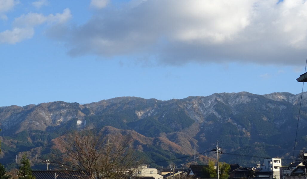 城端駅前から見える山