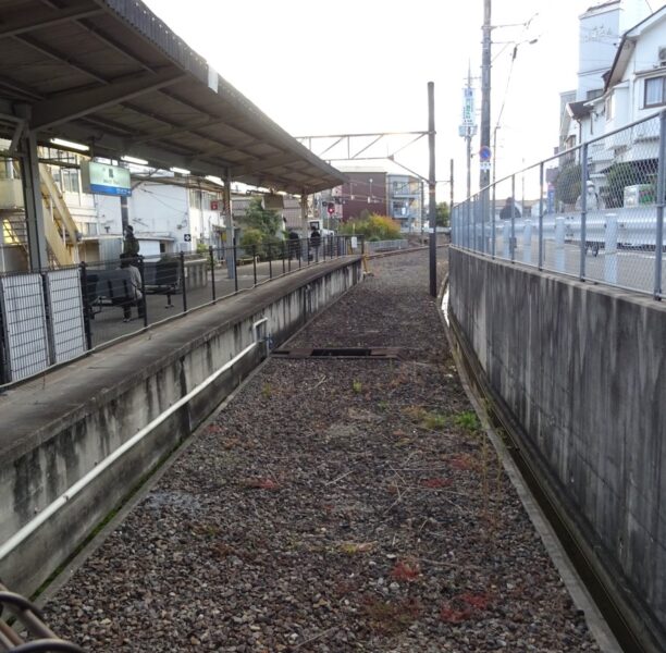 鳳駅の旧6番線ホーム