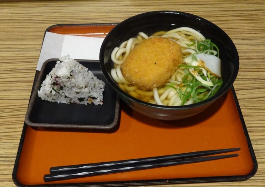 鳳駅で食べたコロッケうどんとしそおにぎり