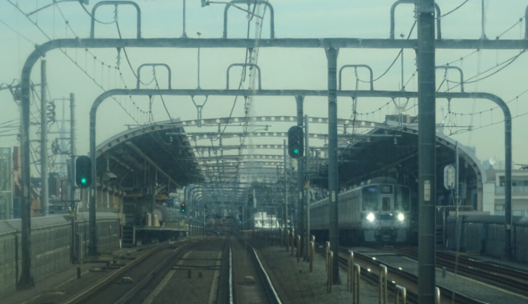 狛江駅～梅が丘駅間を走行中の特急さがみ７４号