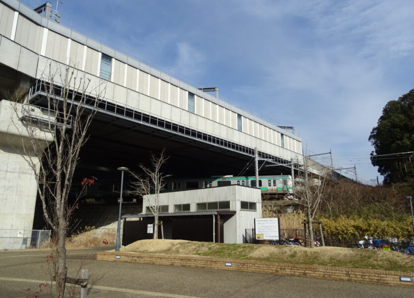 成田湯川駅近くを通過するＪＲ成田線の普通列車