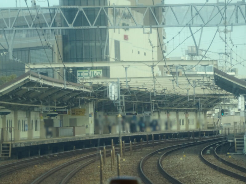 狛江駅を通過中の特急さがみ７４号