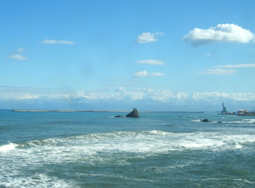 雨晴海岸から見える立山連峰