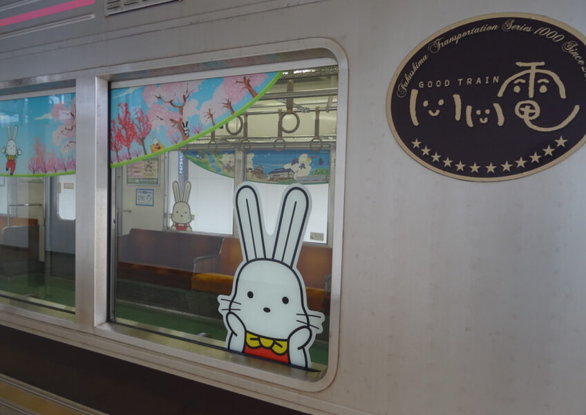 福島交通飯坂電車の列車に貼ってあるウサギ