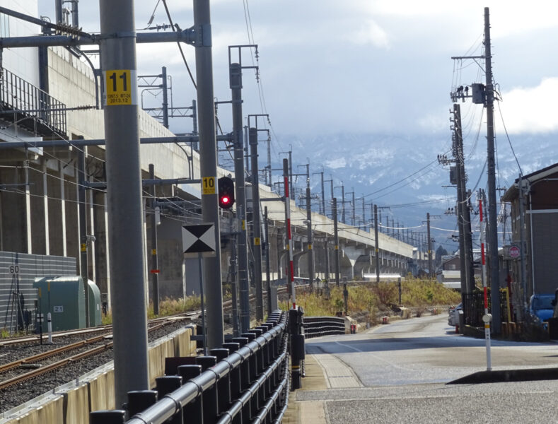 上越妙高駅で合流する北陸新幹線と北しなの鉄道線