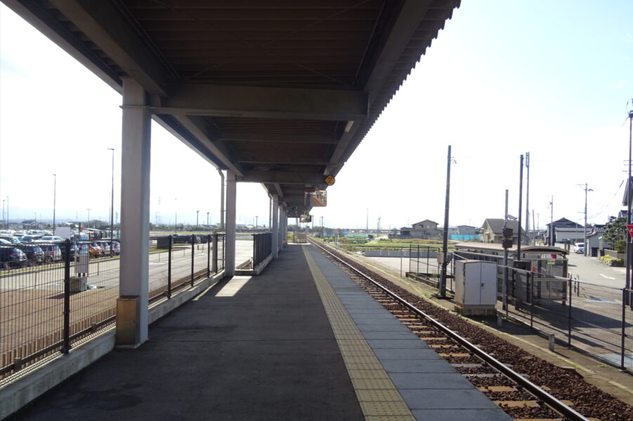 新高岡駅城端線のホーム