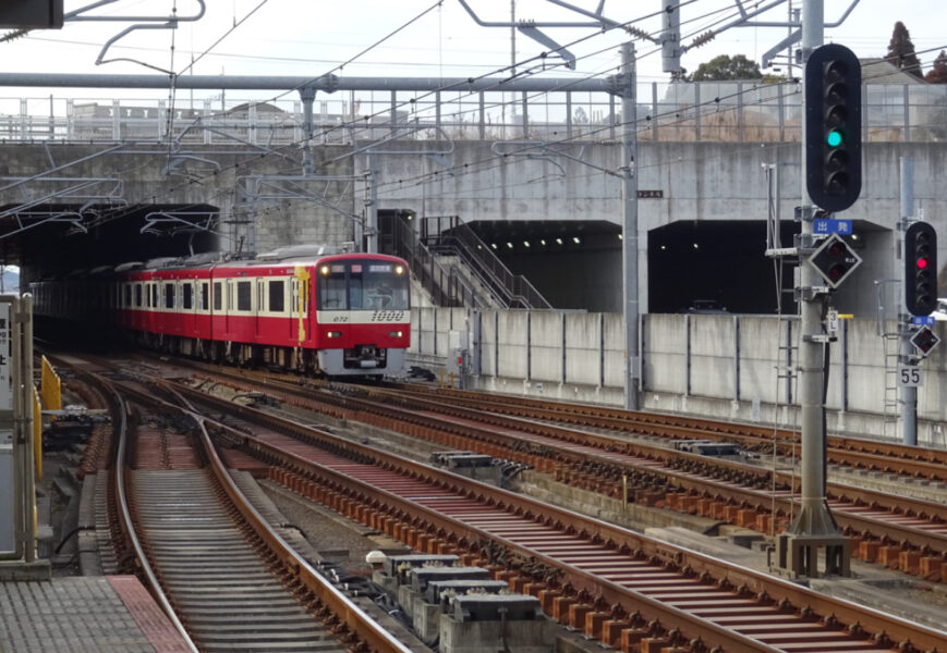 成田湯川駅に到着するアクセス特急成田空港行き