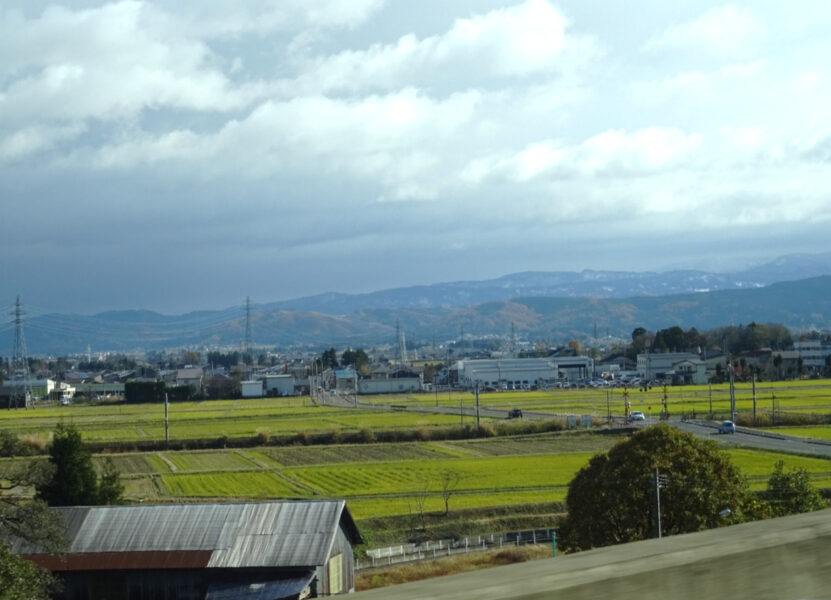 上越妙高駅に到着する北陸新幹線はくたか