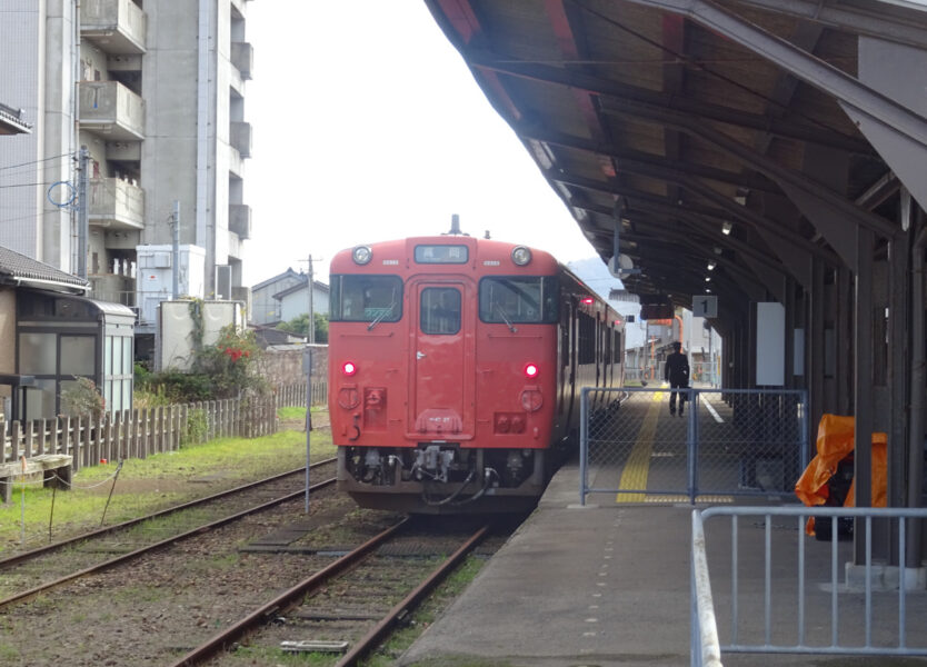 氷見駅に停車中の普通列車