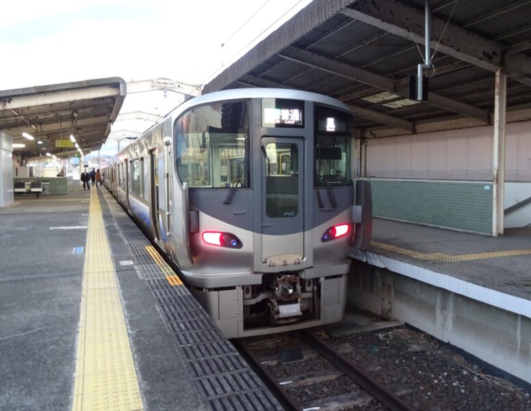 東羽衣駅に停車中の東羽衣支線の列車