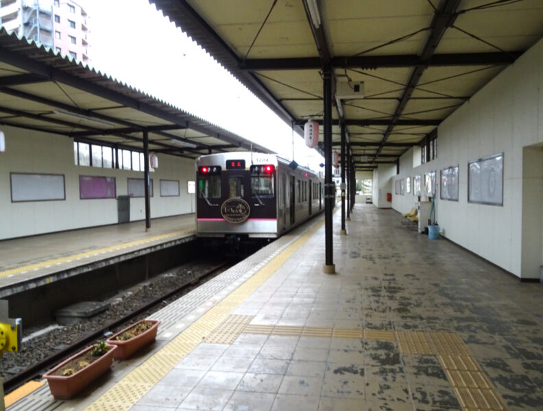 飯坂温泉駅に停車中の普通列車