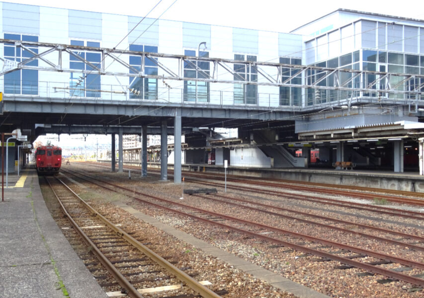 新高岡駅のプラットホーム