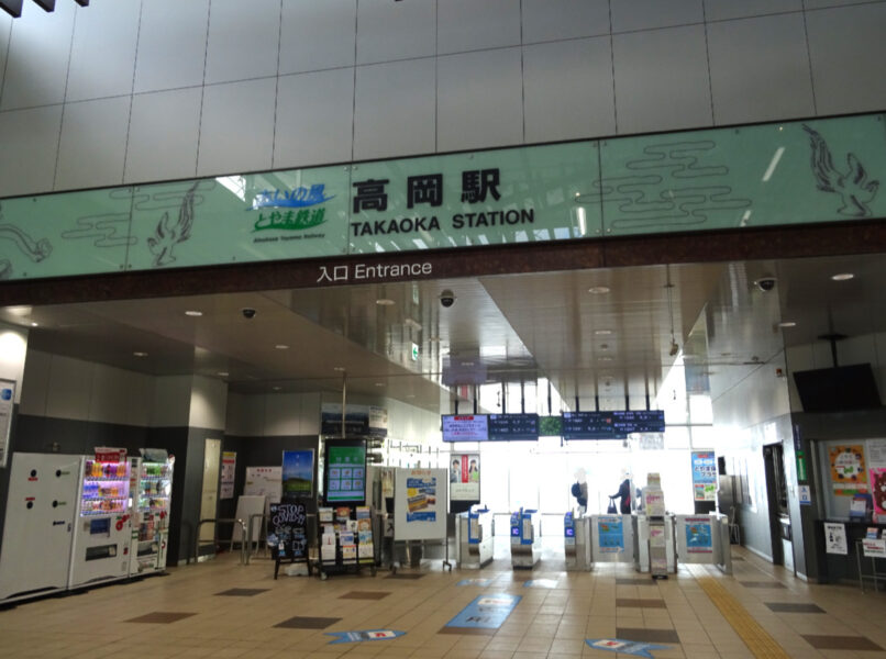 高岡駅の入口
