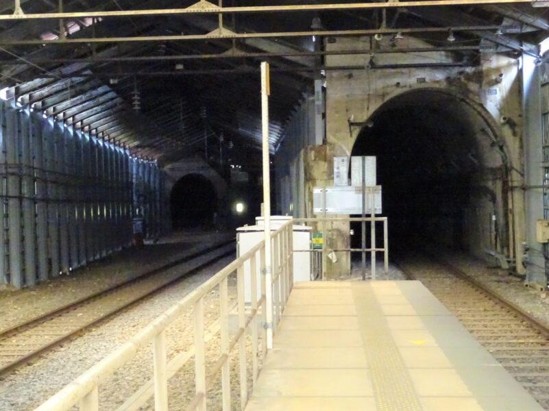 峠駅のホームから福島方面を見る