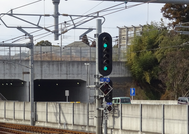 成田湯川駅上野方面の信号機が高速進行