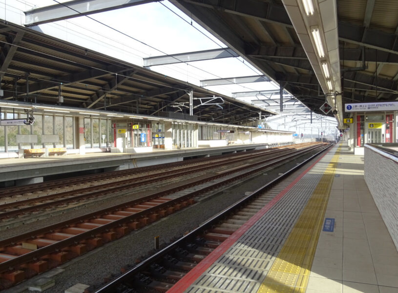 成田湯川駅のホーム全体・成田空港方面