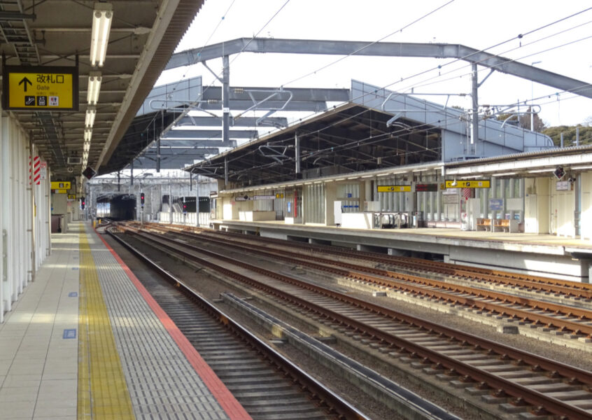 成田湯川駅のプラットホーム