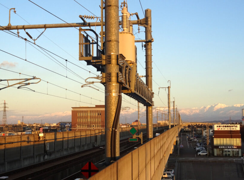 北陸新幹線の線路と立山連峰