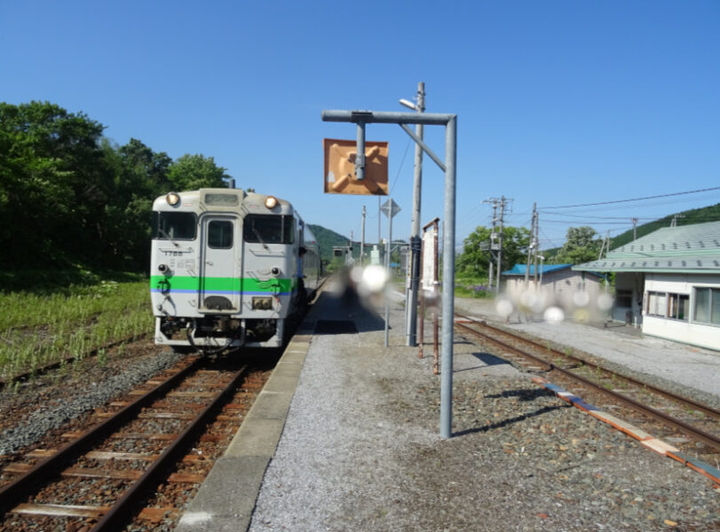 東鹿越駅に到着した普通列車