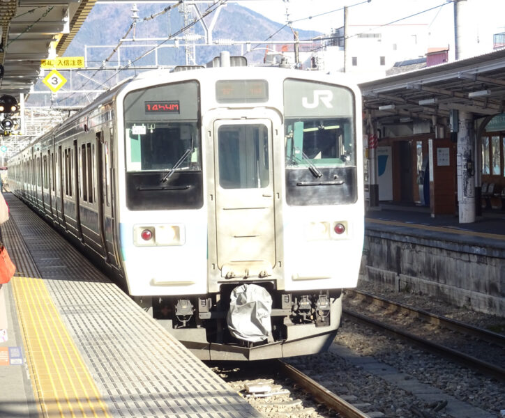 大月駅に到着する普通列車