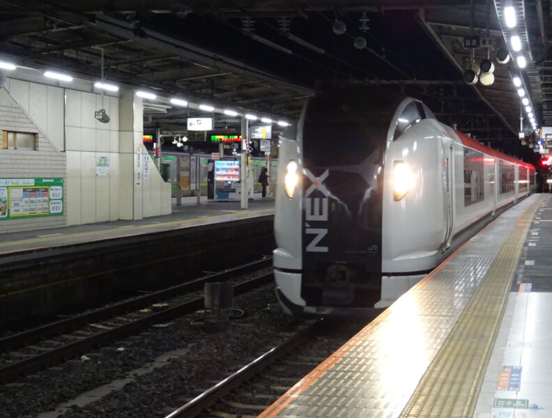 大宮駅に到着する特急成田エクスプレス５号