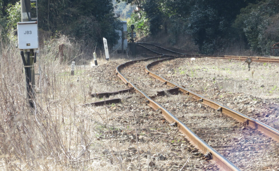 松浦鉄道・吉井駅にある線路跡と現存する線路