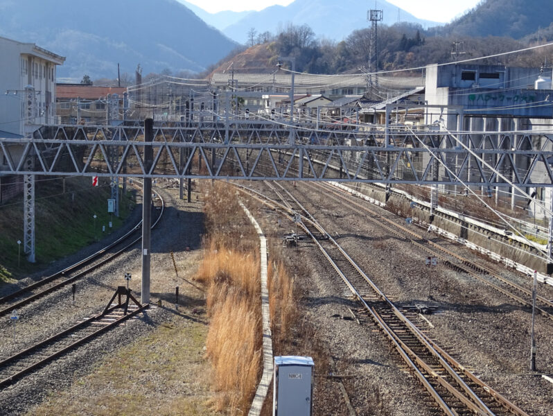 中央本線と富士急行の線路・大月駅