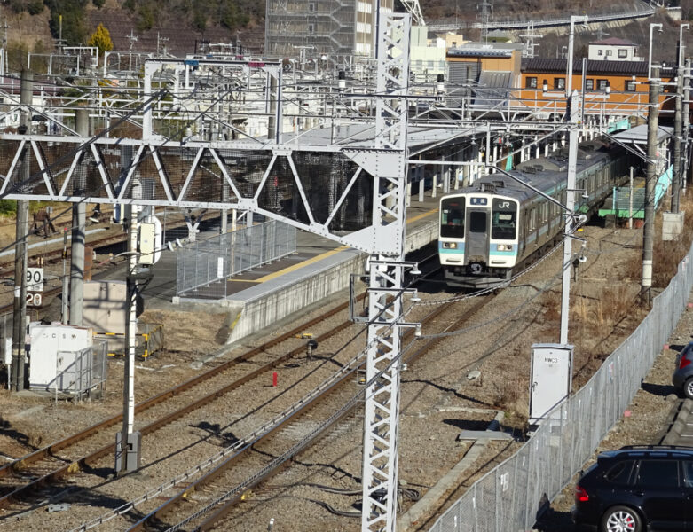 大月駅を出発する普通列車